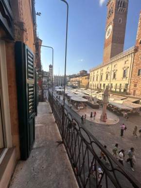 Verona Luxury Flats , Piazza Erbe with balcony on main square